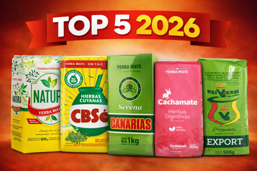 TOP 5 2026” con cinco yerbas mate compuestas: Natura Hierbas Serranas 500g, CBSé Hierbas Cuyanas 500g, Canarias Serena 1kg, Cachamate Hierbas Digestivas 500g y Rei Verde Compuesta Export 500g, alineadas sobre fondo rojo degradado