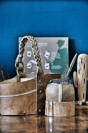 Calebasse traditionnelle recouverte de cuir brut avec sa bombilla, accompagnée d’une matera en cuir brut assortie, artisanat argentin authentique.