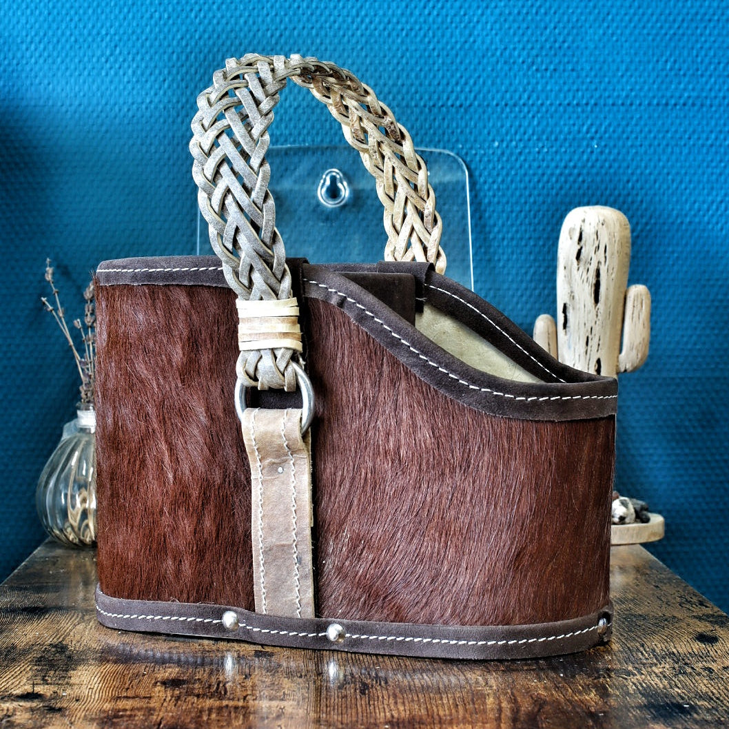 Vue de profil de la matera premium artisanale, mettant en valeur le revêtement en cuir et poil de vache naturel marron chocolat.