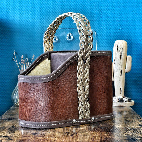 Vue de profil de la matera premium artisanale, mettant en valeur le revêtement en cuir et poil de vache naturel marron chocolat.