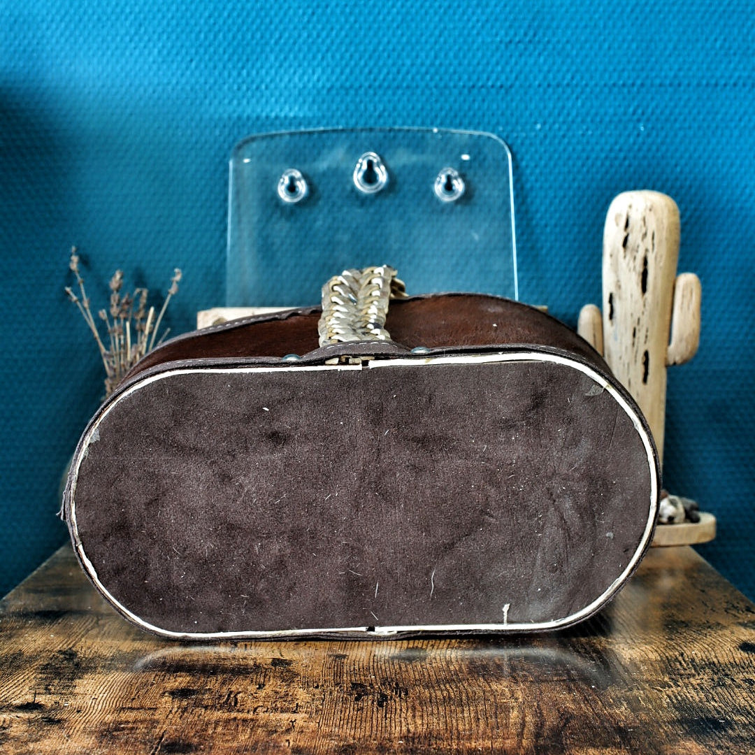 Vue du dessous de la matera en cuir, illustrant la base plate et renforcée en bois qui garantit une stabilité absolue.