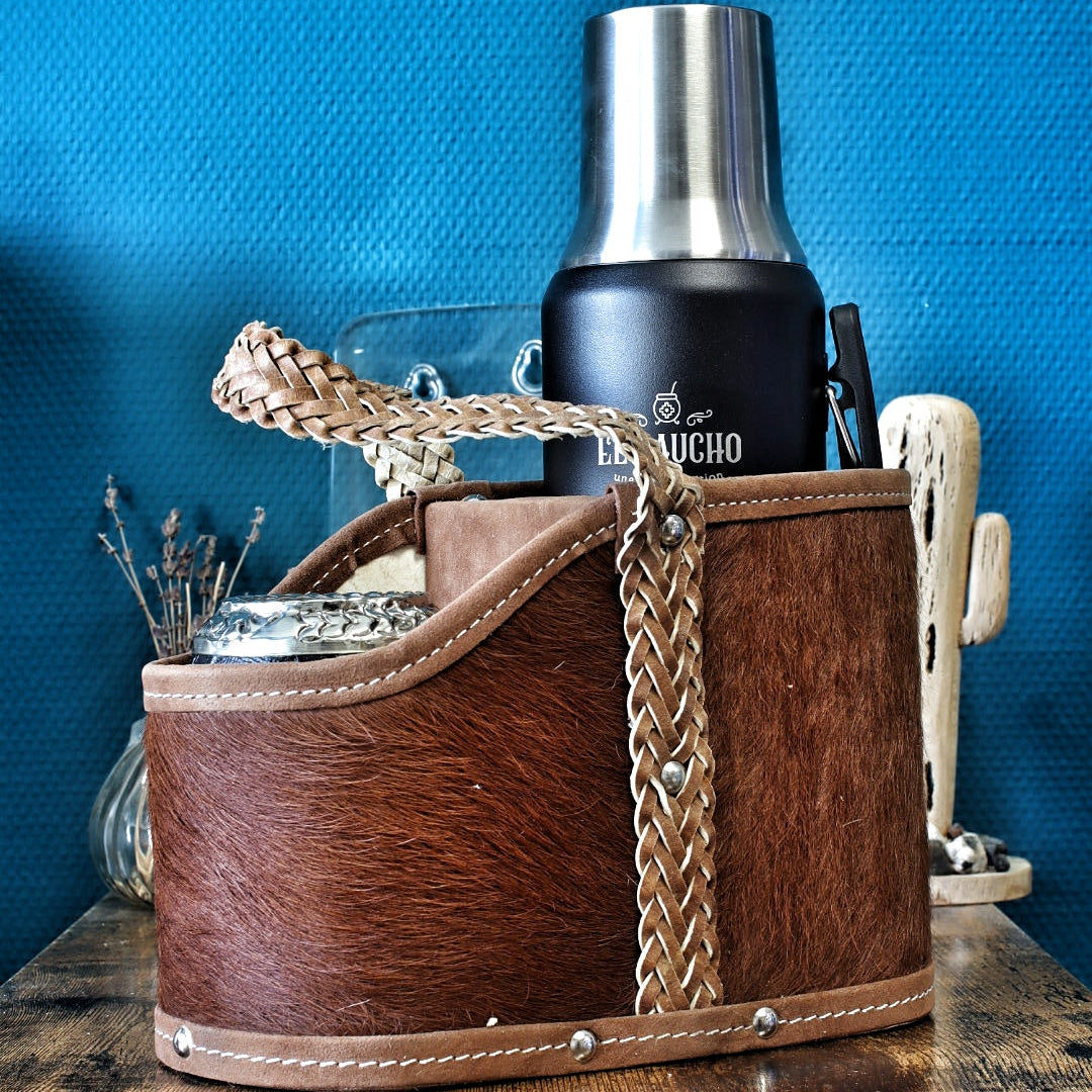 Matera rigide en cuir chocolat remplie avec un Thermo Gaucho y une calebasse à maté, prête pour le départ.