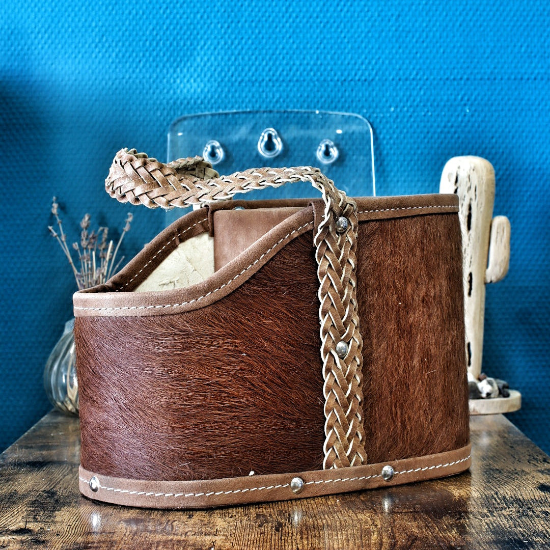 Zoom sur les poignées robustes en cuir, illustrant la précision et la beauté du tressage artisanal gaucho.