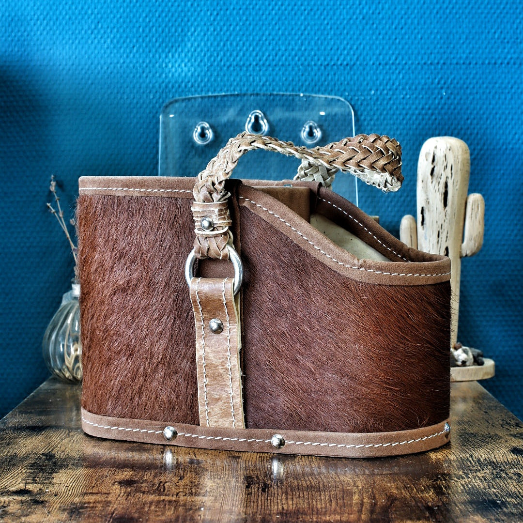 Zoom sur les poignées robustes en cuir, illustrant la précision et la beauté du tressage artisanal gaucho.