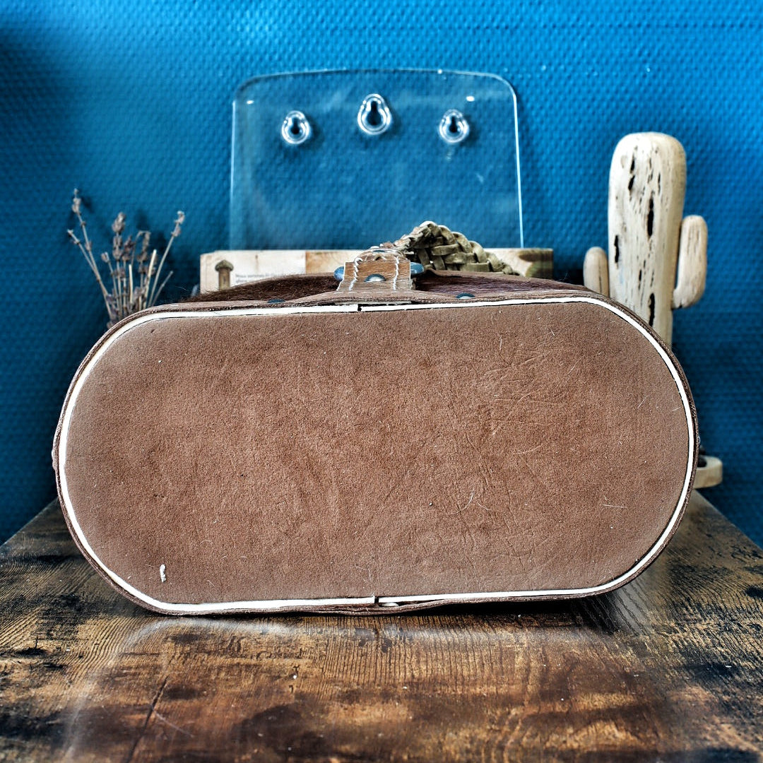 Base inférieure de la matera marron montrant la structure solide et plate empêchant tout risque de basculement.