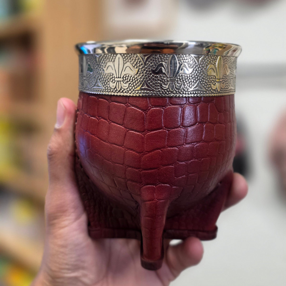 Maté Impérial Deluxe Croco Flor de Lys borravino — cuir façon crocodile bordeaux, virole inox ciselée à la main aux fleurs de lys, base repoussée