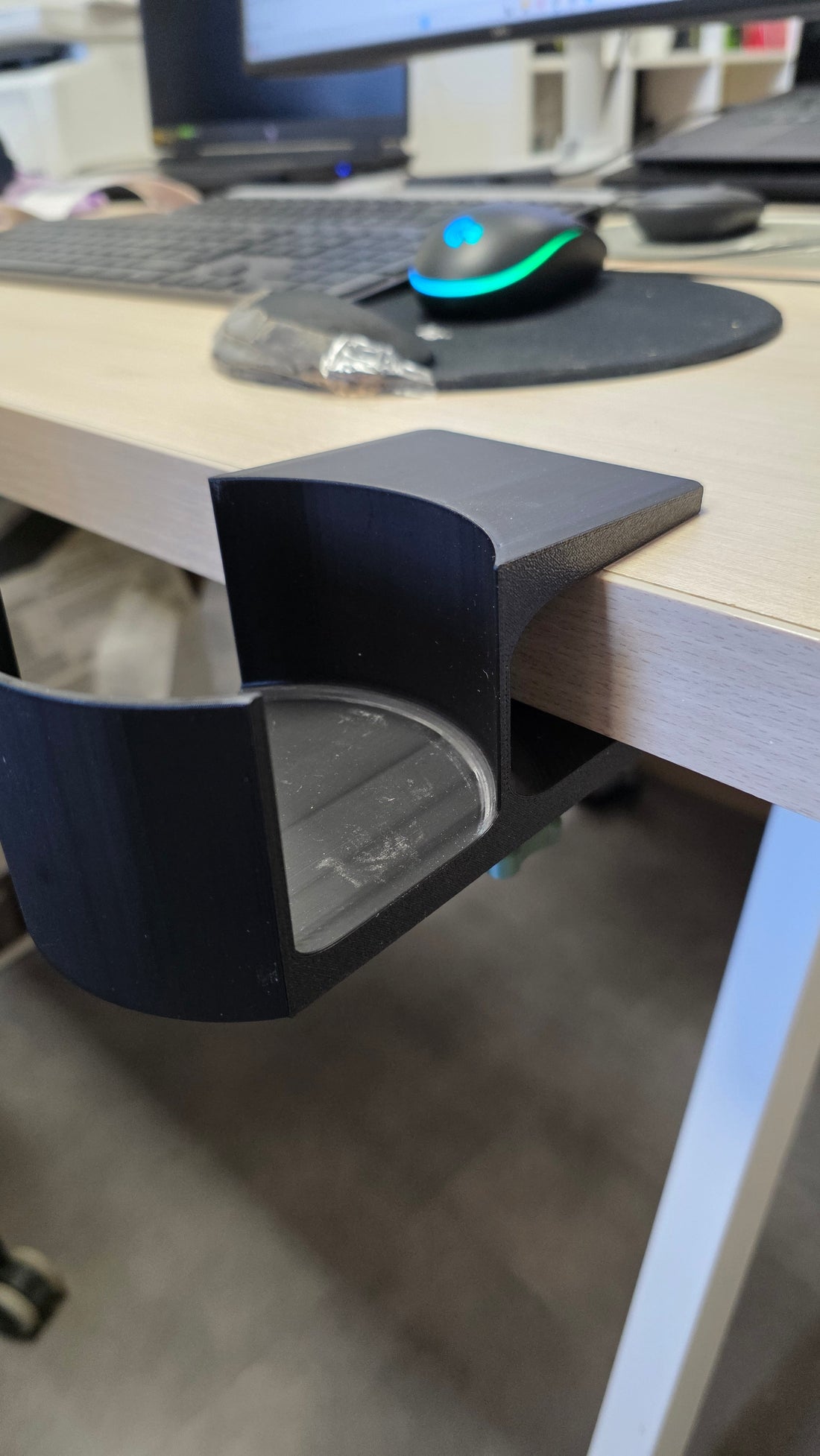 Porte-Maté 3D noir fixé au bord d'un bureau, avec un maté posé dans le support — illustration d'utilisation.