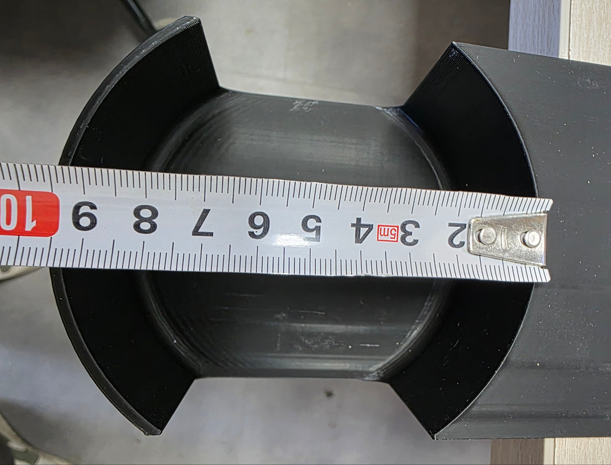 Porte-Maté 3D noir montrant un diamètre utile jusqu’à 10 cm.