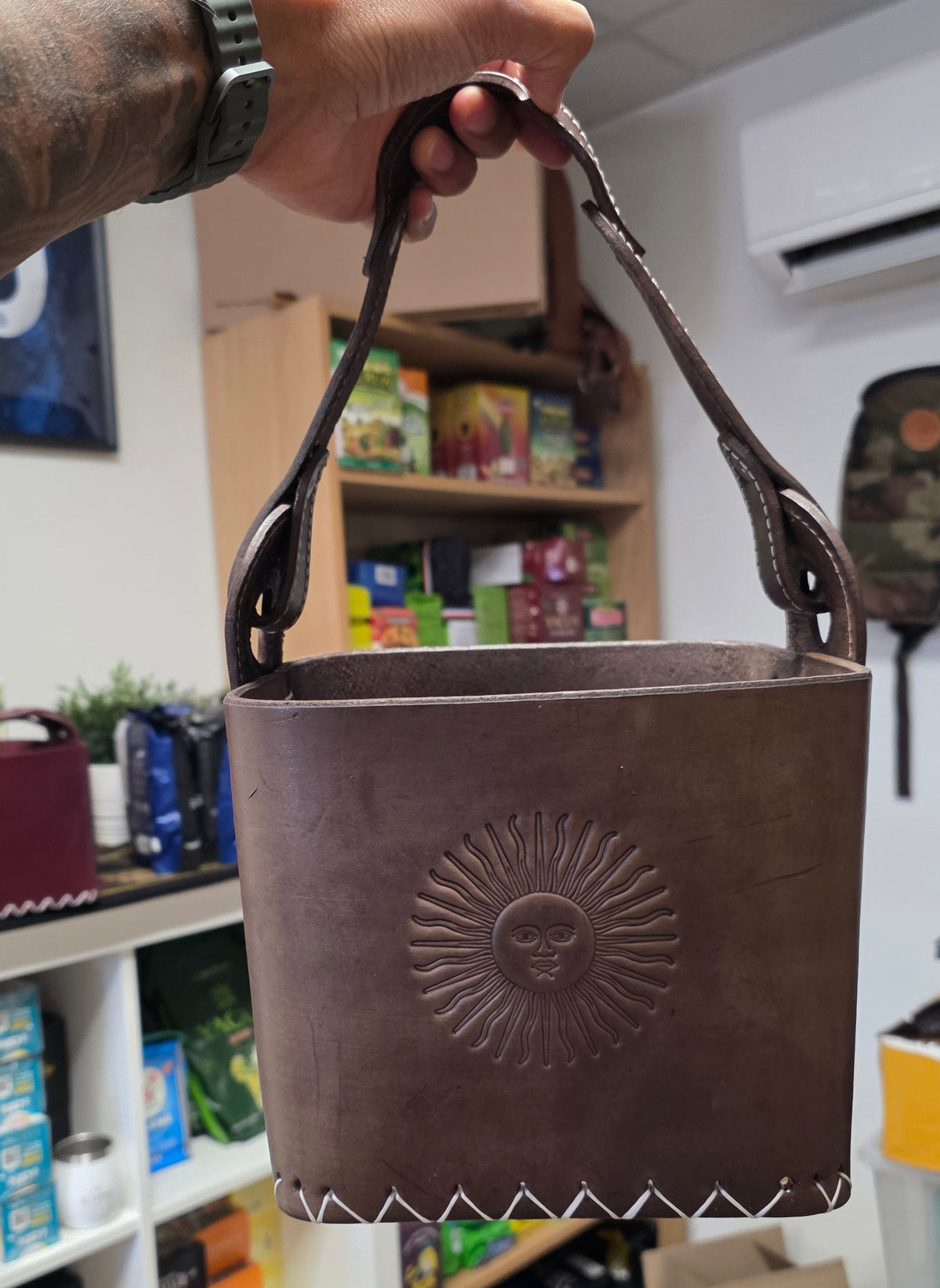 Canasta Matera Premium en cuir marron tabac, édition Sol de Mayo : soleil repoussé à la main sur le devant