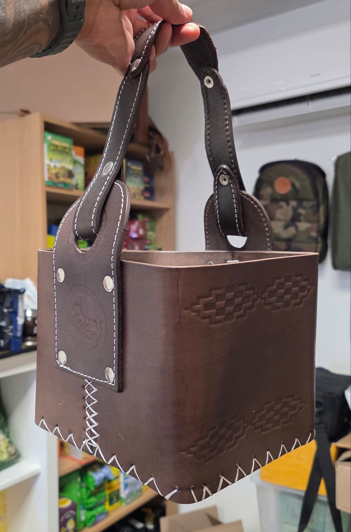 Canasta Matera Premium en cuir marron tabac, motif repoussé Pampa, couture au tiento