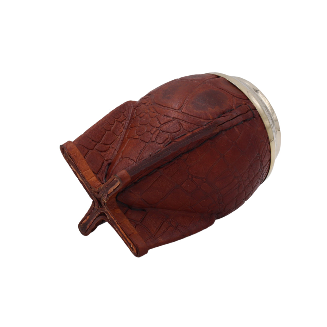 Mate traditionnel modèle Torpedo Premium haut de gamme, fait d'une calebasse naturelle recouverte de cuir travaillé motif crocodile. La virole métallique supérieure est finement ciselée avec des motifs artisanaux. Le mate présente une forme classique torpedo avec une ouverture évasée.