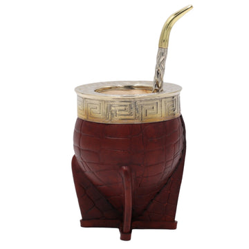 Maté traditionnel style impérial uruguayen avec calebasse naturelle recouverte de cuir façon crocodile. Virole et bande décoratives en alpaca ciselée, forme classique impériale avec ouverture caractéristique.