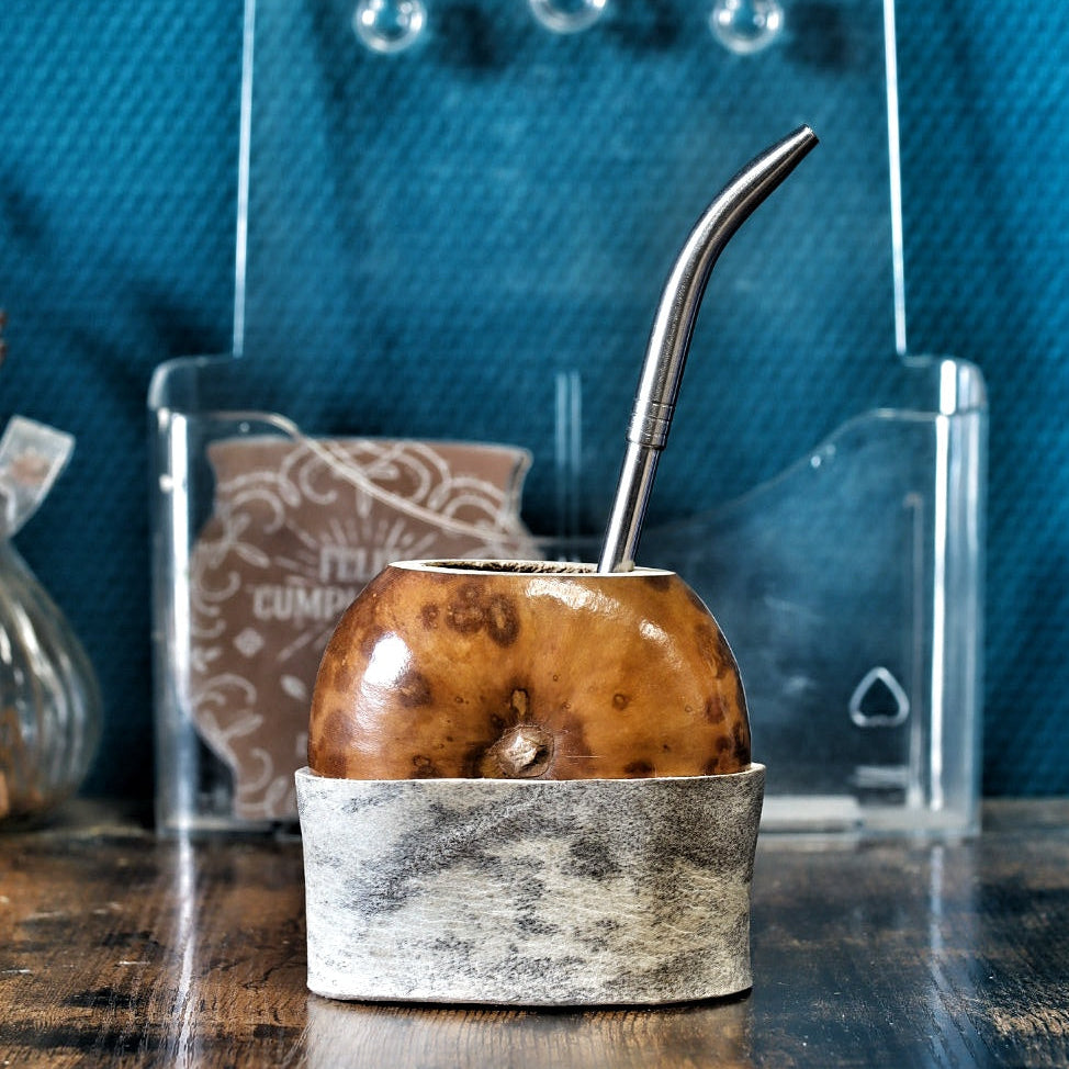 Calebasse à maté artisanale de forme Galleta avec sa bombilla en acier inoxydable à l'intérieur.