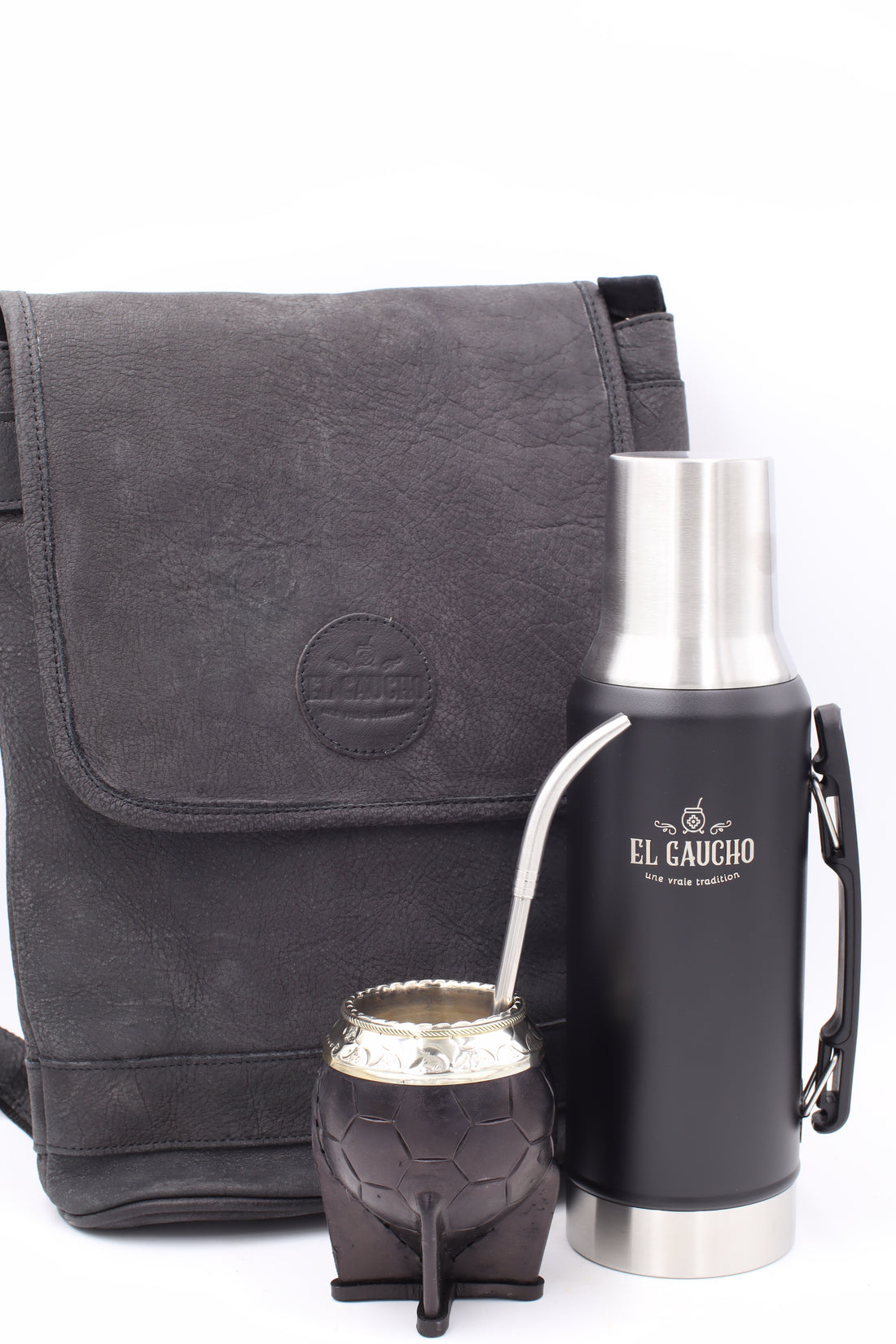 Pack Saint-Valentin Urban Black : Sac à dos étanche, Thermos noir et Maté Camionero en cuir ciselé main avec motif artisanal unique A.