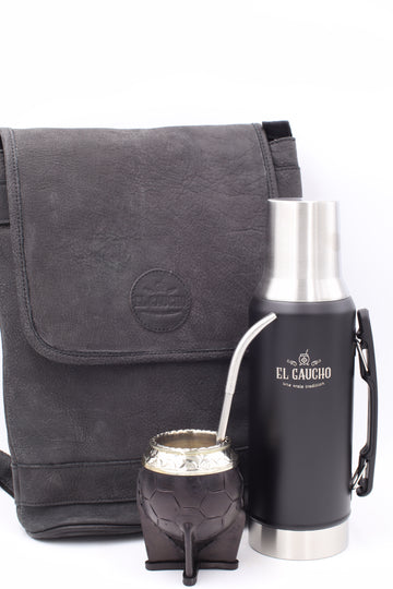 Pack Saint-Valentin Urban Black : Sac à dos étanche, Thermos noir et Maté Camionero en cuir ciselé main avec motif artisanal unique A.
