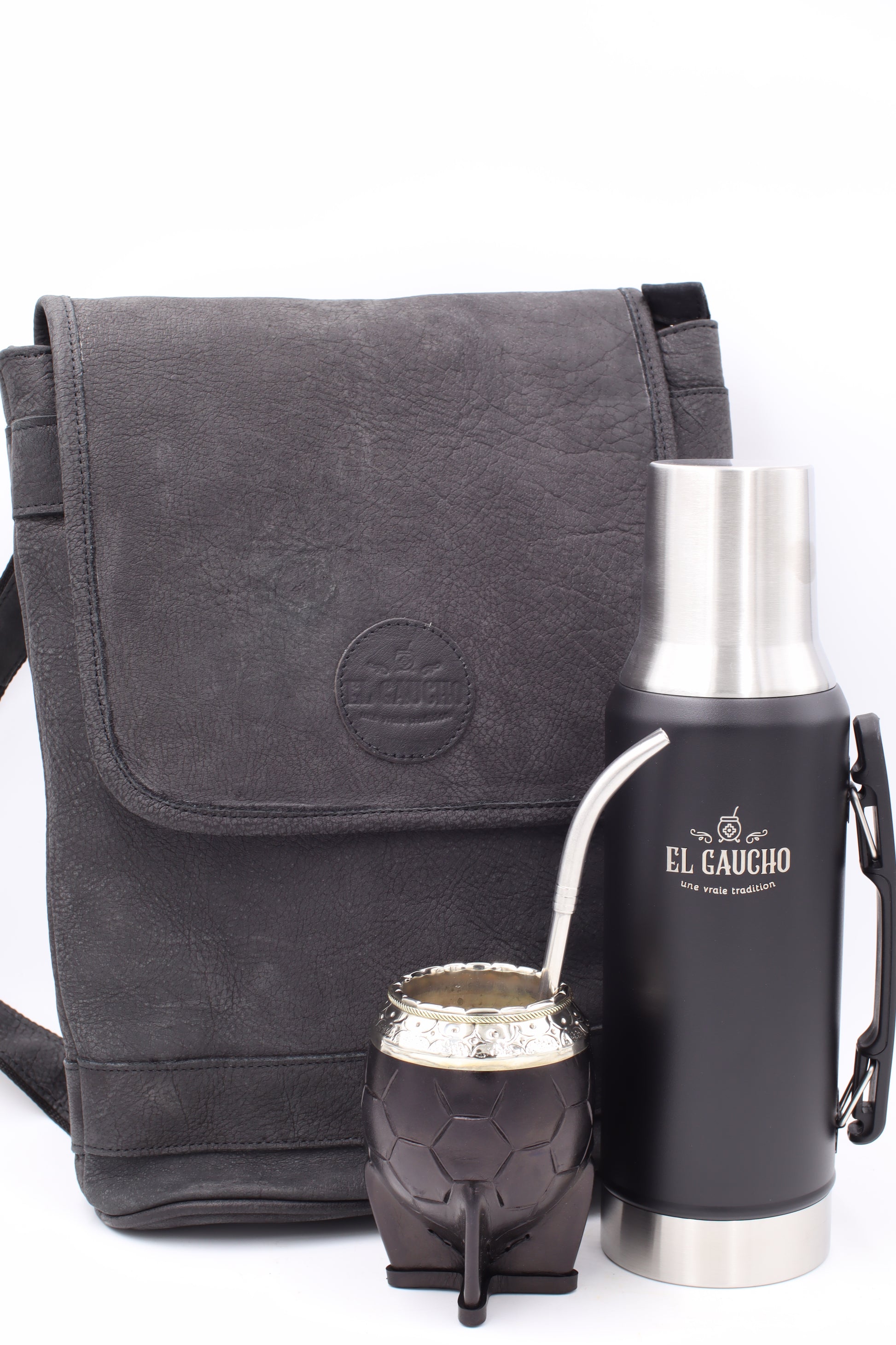 Coffret Maté Urban Explorer : Sac à dos noir, bombilla, thermos et Maté en cuir de vachette ciselé avec design en relief exclusif C.