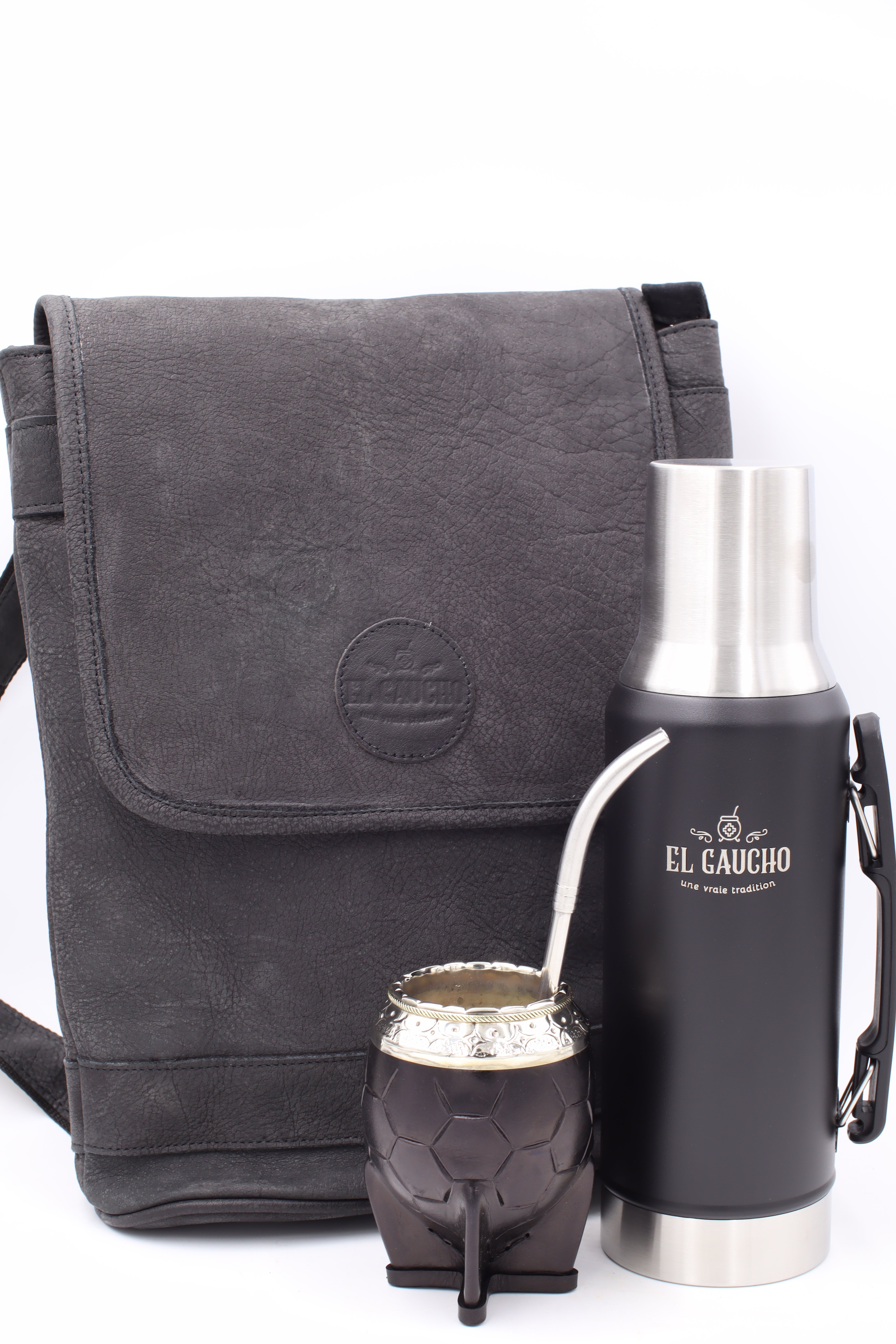 Coffret Maté Urban Explorer : Sac à dos noir, bombilla, thermos et Maté en cuir de vachette ciselé avec design en relief exclusif C.