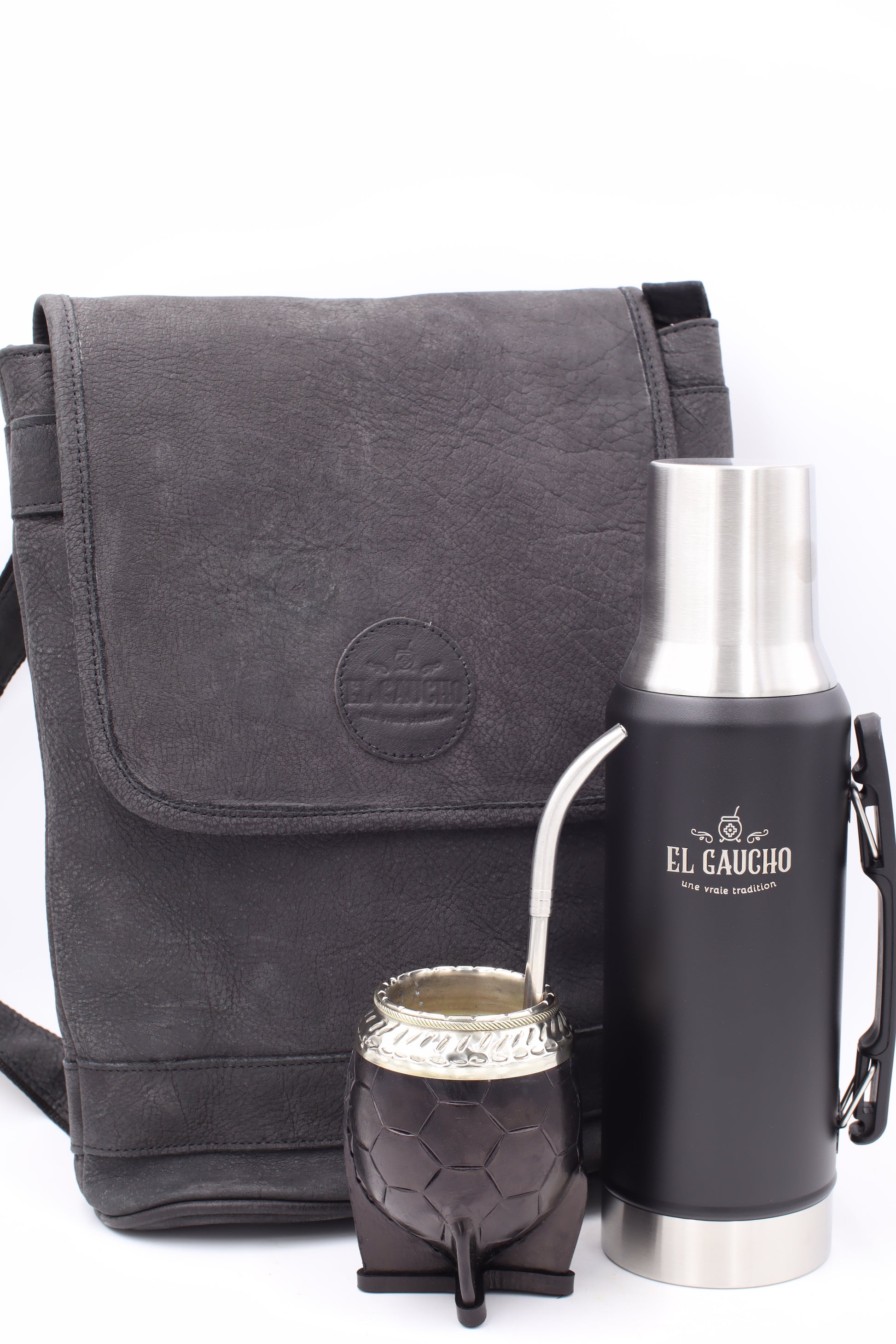 Ensemble Maté et Voyage : Sac à dos Urban, kit isotherme et Maté Camionero noir au ciselage traditionnel argentin motif D.