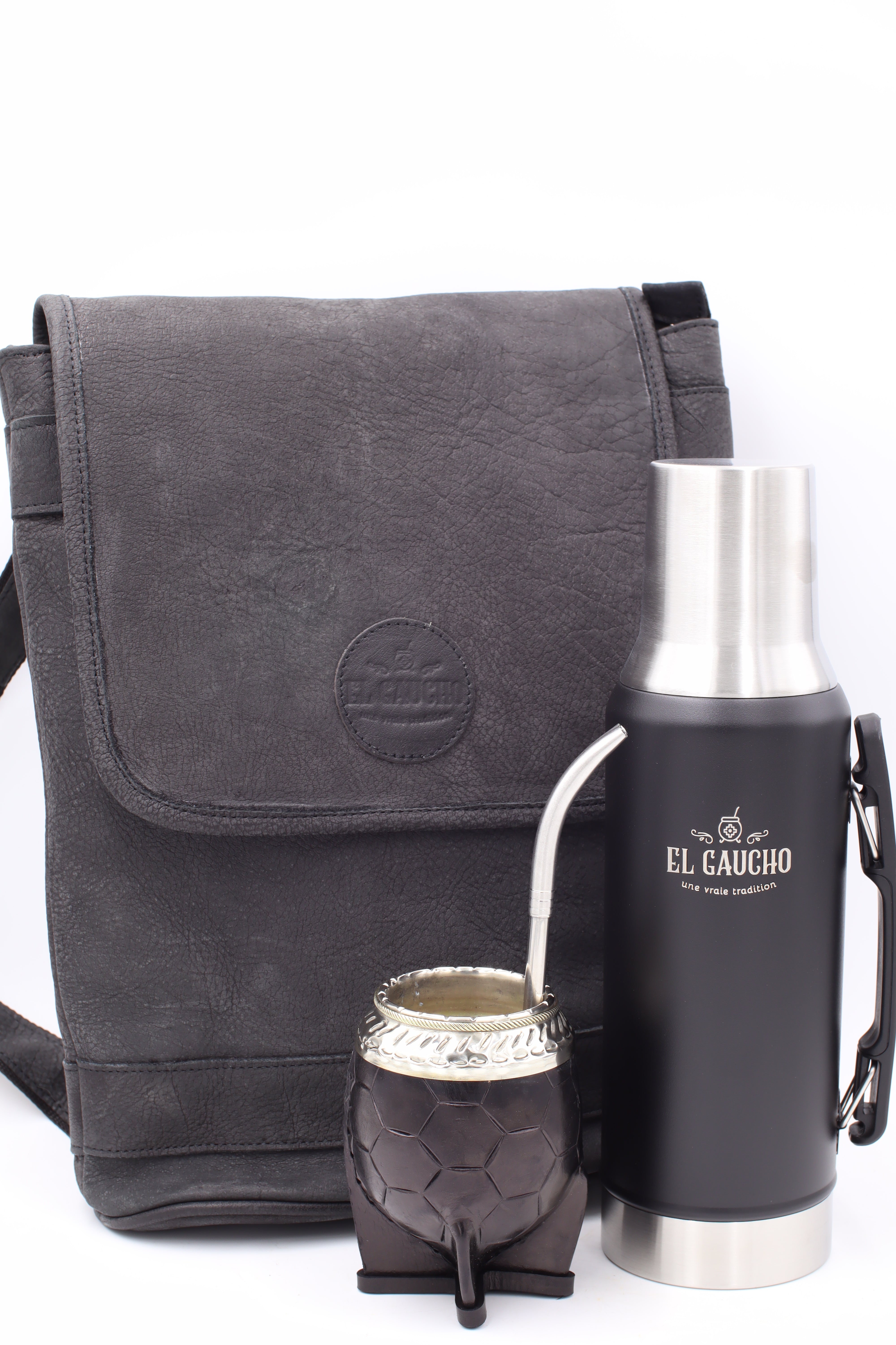 Ensemble Maté et Voyage : Sac à dos Urban, kit isotherme et Maté Camionero noir au ciselage traditionnel argentin motif D.