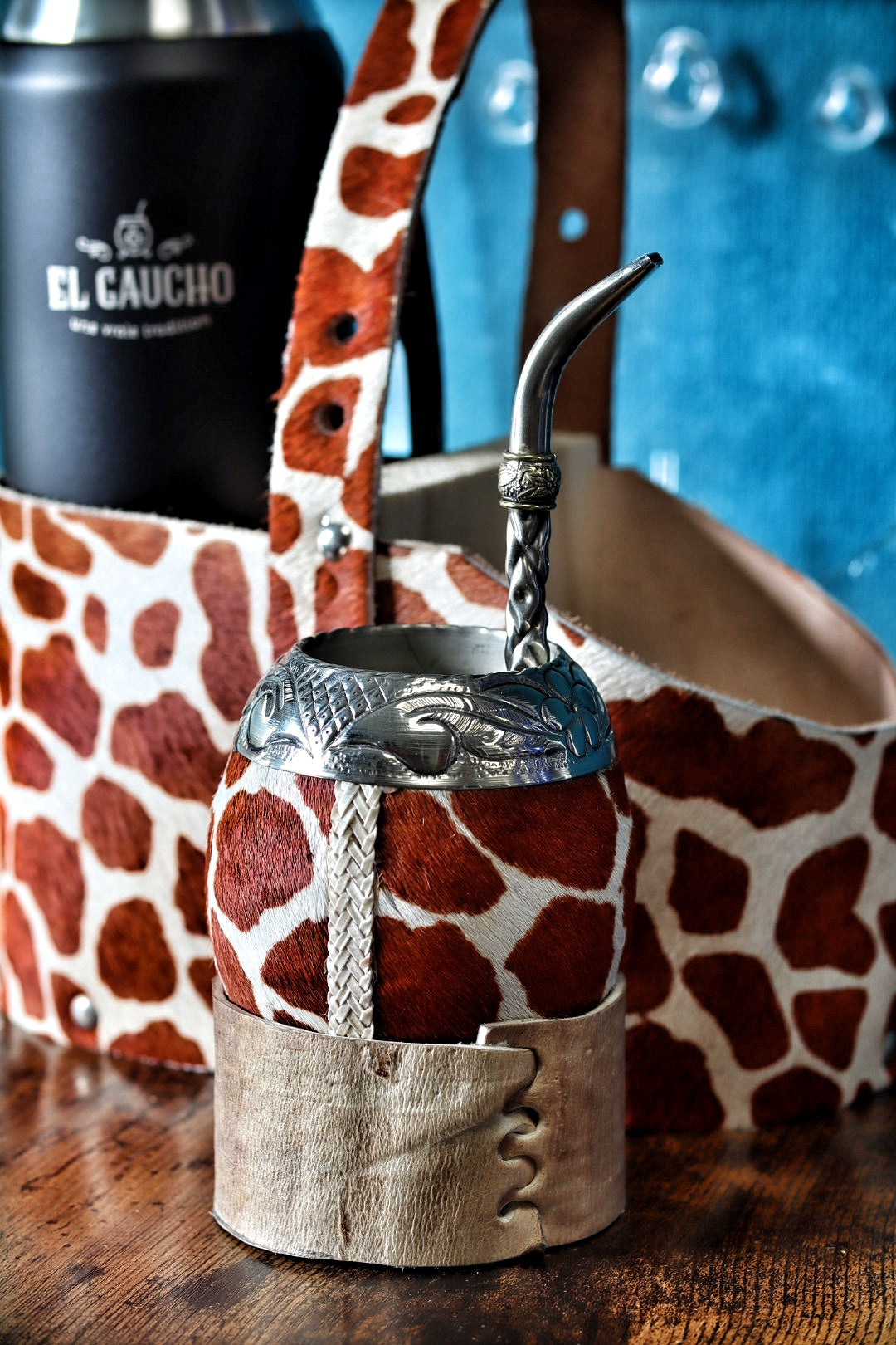 Vue plongeante sur l'intérieur naturel de la calebasse du maté Torpedo et son bombillón premium.