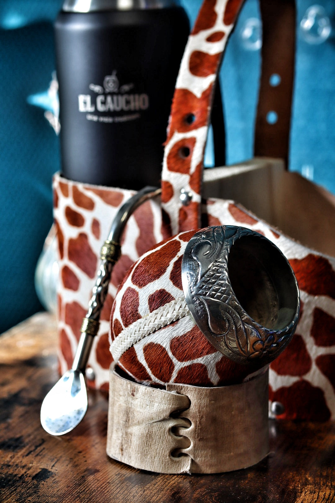 Maté Torpedo couché illustrant le travail artisanal : texture du cuir, précision de la couture en tiento et détails du ciselage au lacre.