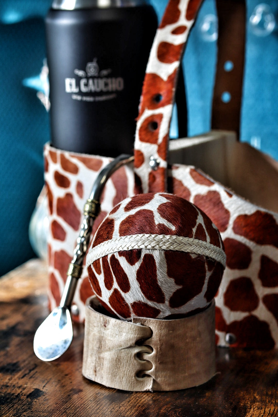 Détail de la couture traditionnelle en tiento, réalisée à la main sur le cuir du maté Torpedo.