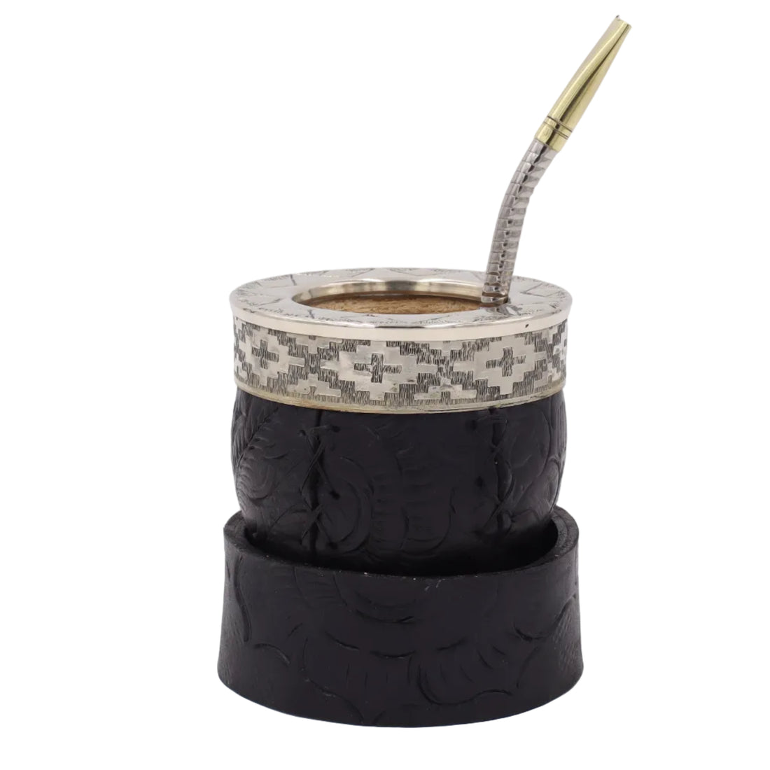 Maté Impérial en cuir noir avec sa bombilla, détail de la virole ciselée motif Pampa traditionnel.