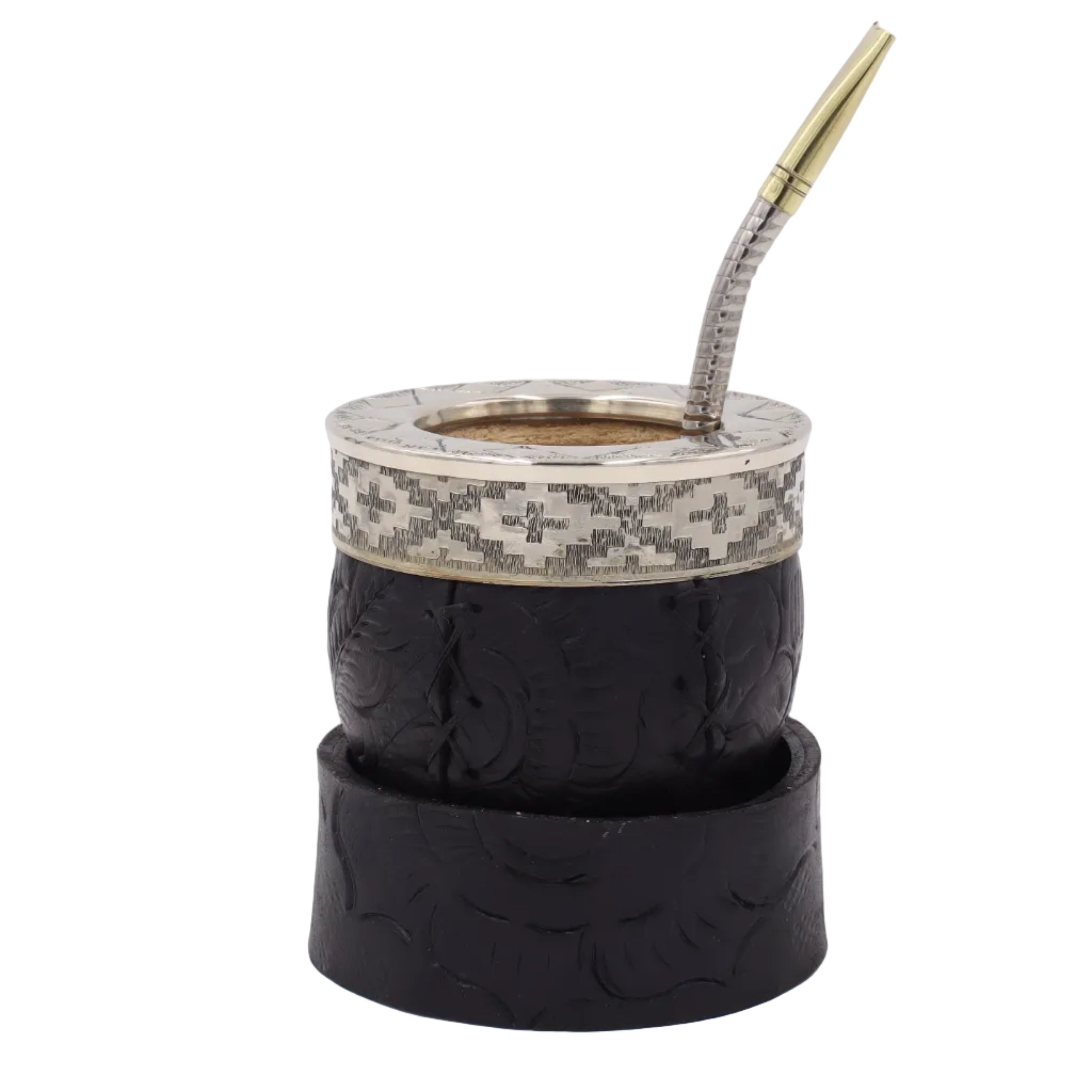 Maté Impérial en cuir noir avec sa bombilla, détail de la virole ciselée motif Pampa traditionnel.