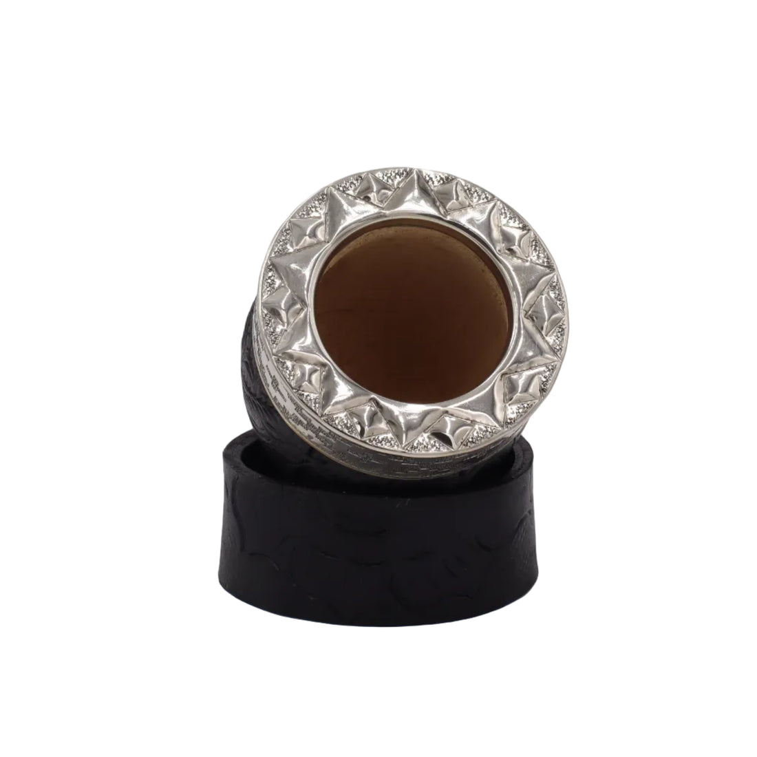 Maté Impérial en cuir noir avec sa bombilla, détail de la virole ciselée motif Pampa traditionnel.