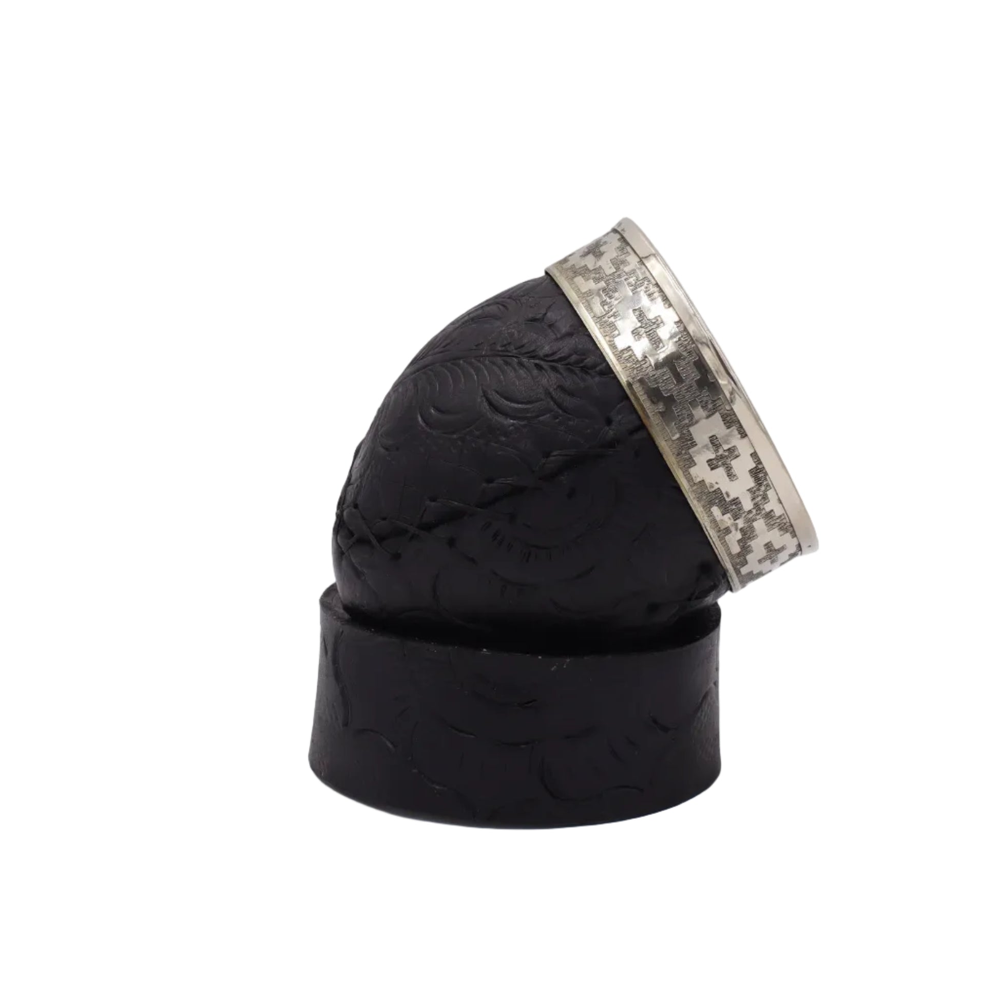 Détail des coutures faites à la main sur le fond en cuir du Maté Impérial noir.