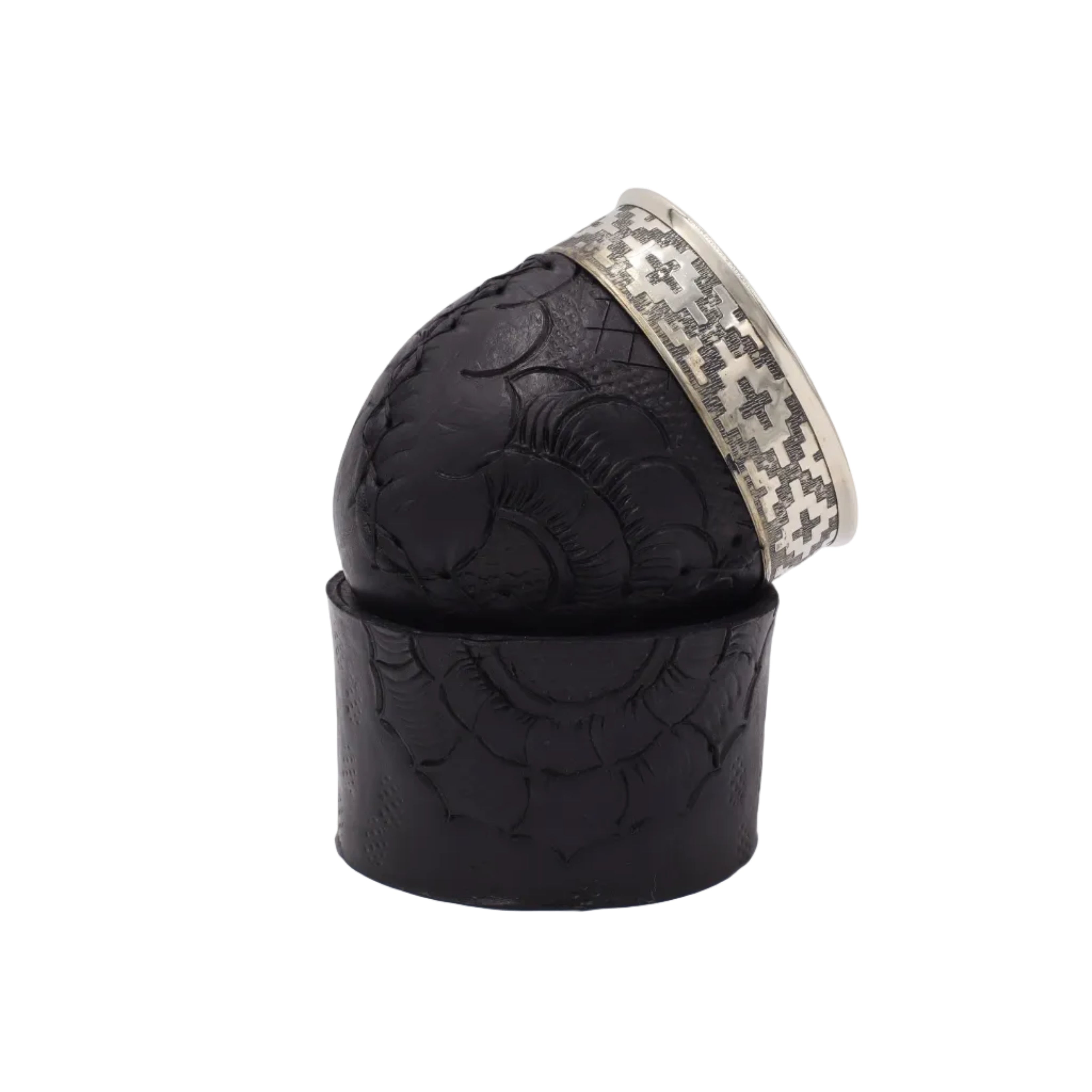 Profil du Maté Impérial Noir : Détail de la texture du cuir sculpté main (Labrado) aux motifs floraux.