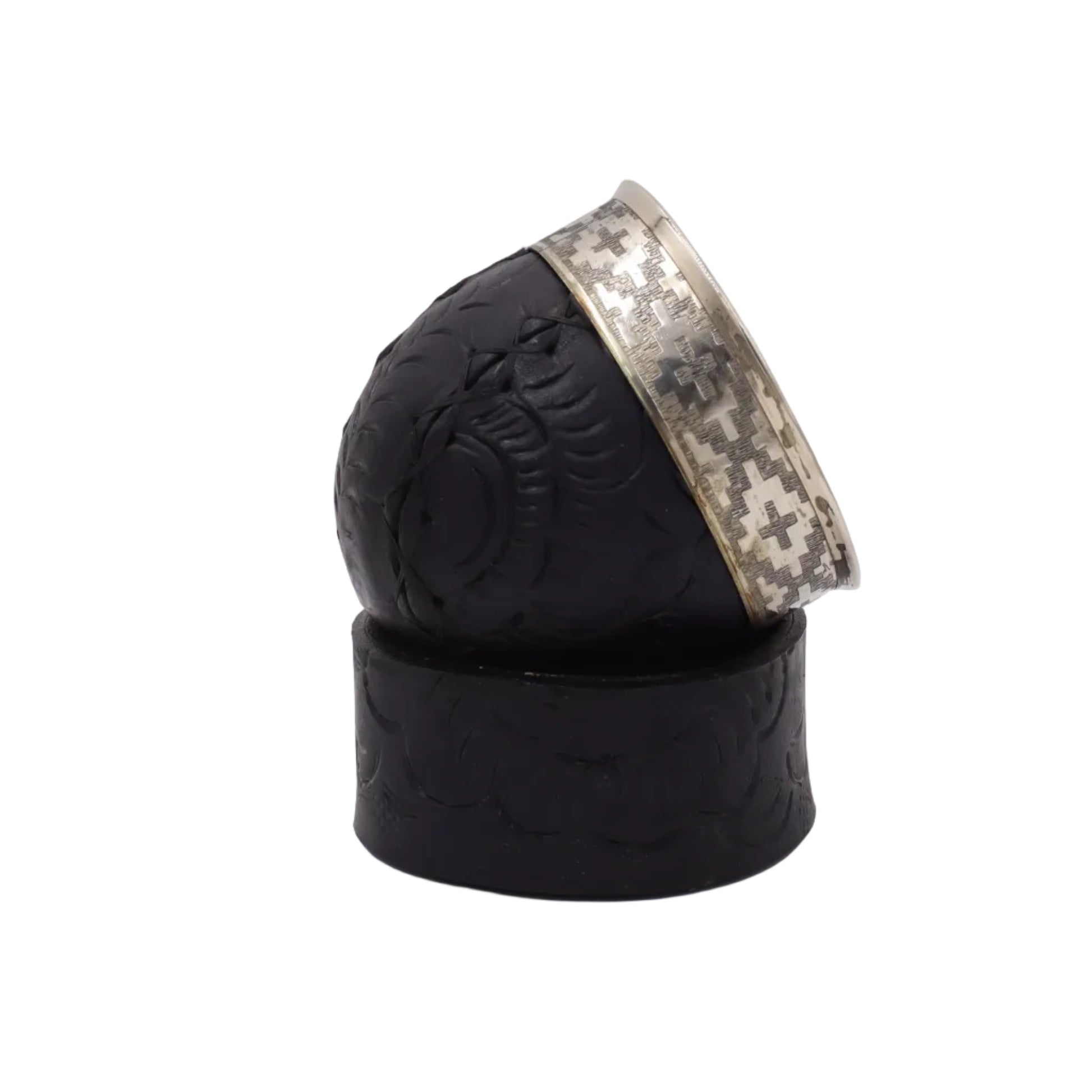 Base en anneau de cuir noir cousu main pour une grande stabilité.