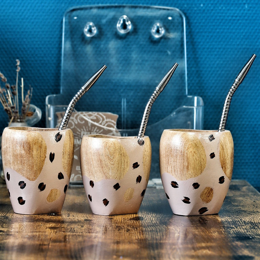 Collection de trois matés Rancheros artisanaux en bois peints à la main, accompagnés de leurs bombillas en inox.