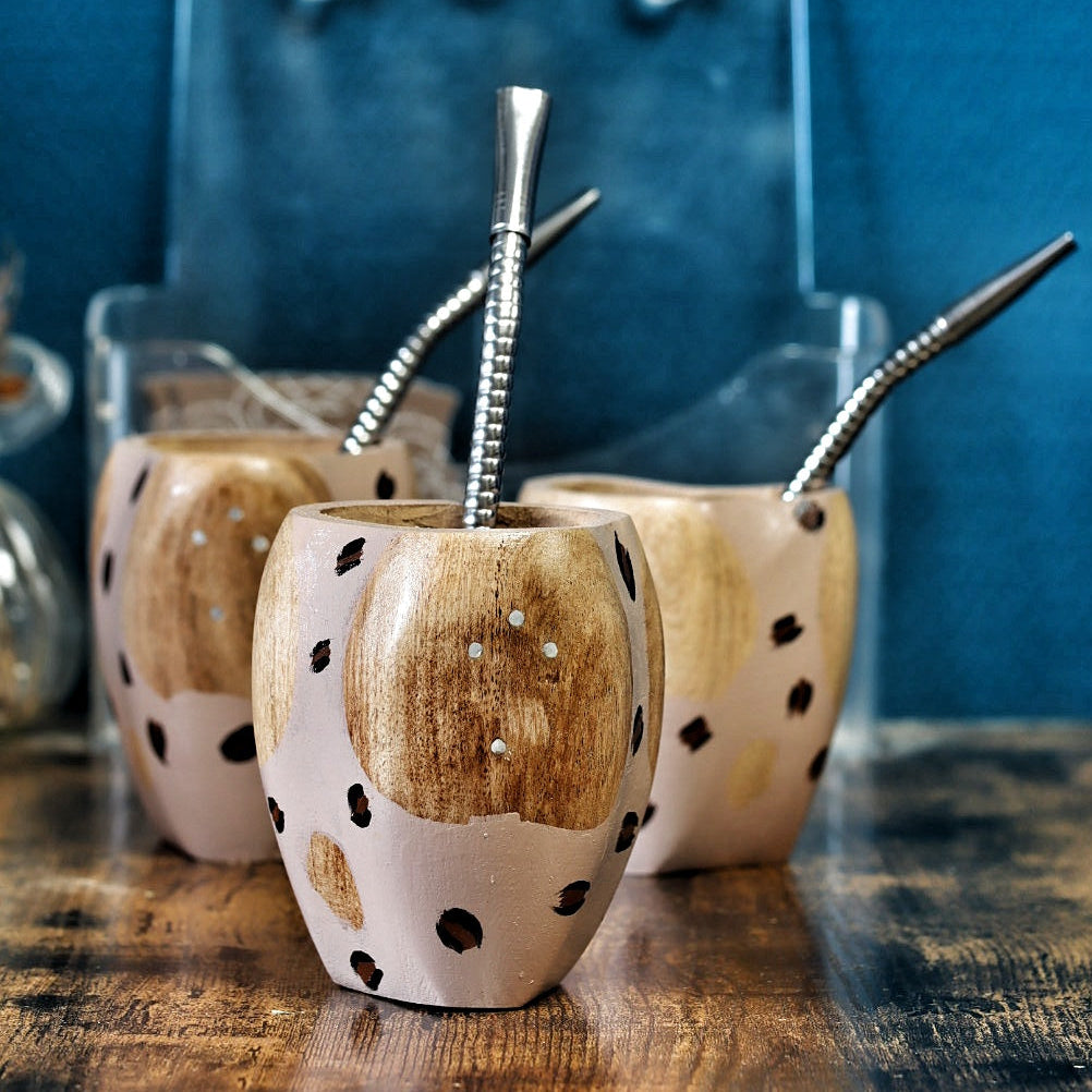 Maté artisanal Ranchero en bois massif avec sa bombilla en acier inoxydable prête à l'emploi.