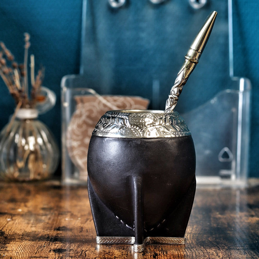 Set artisanal maté Torpedo noir, vue détaillée soulignant la base renforcée en Alpaca massif et la finesse du ciselage au lacre.