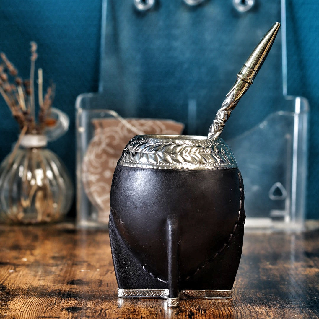 Maté Torpedo en cuir noir et son Bombillón premium, vue de face mettant en valeur les détails floraux de la virole en Alpaca ciselée à la main.