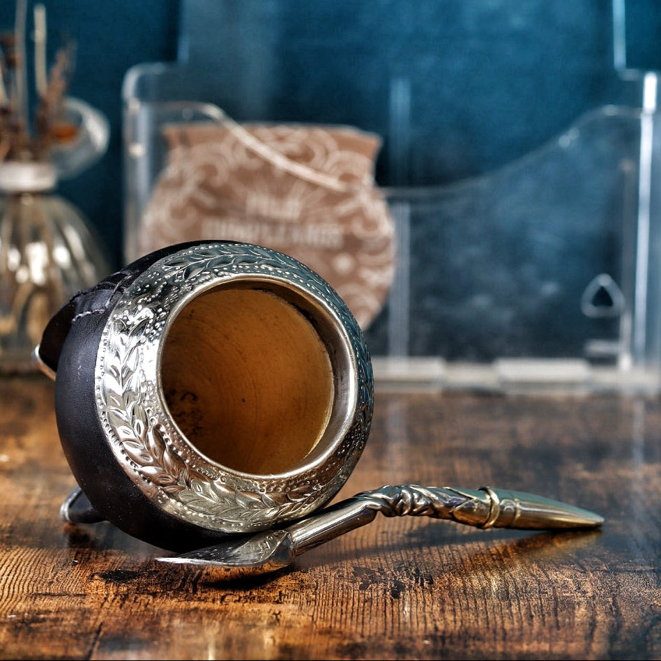 Maté Torpedo noir couché sur le côté, révélant son intérieur authentique en calebasse naturelle et les finitions de sa virole en Alpaca.