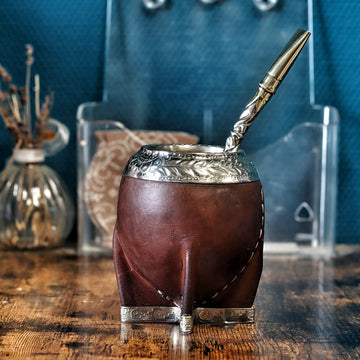 Maté Torpedo en cuir marron chocolat et son Bombillón premium, vue de face mettant en valeur les détails floraux de la virole en Alpaca ciselée à la main.