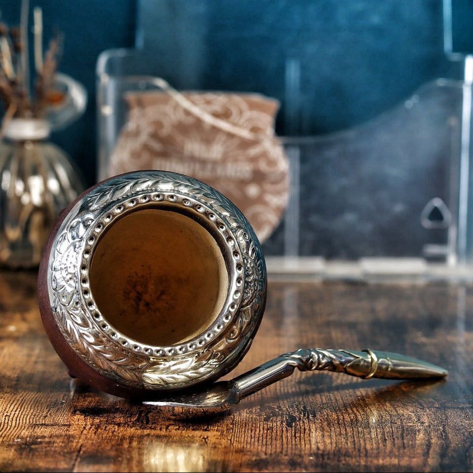 Maté Torpedo marron chocolat couché sur le côté, révélant son intérieur authentique en calebasse naturelle et les finitions de sa virole en Alpaca.