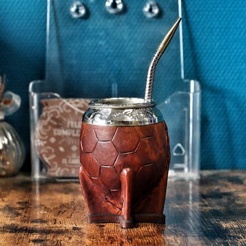 Maté Torpedo Impérial marron avec motif ballon gravé à la main, couronne en bronze et bombilla en acier inoxydable incluse.