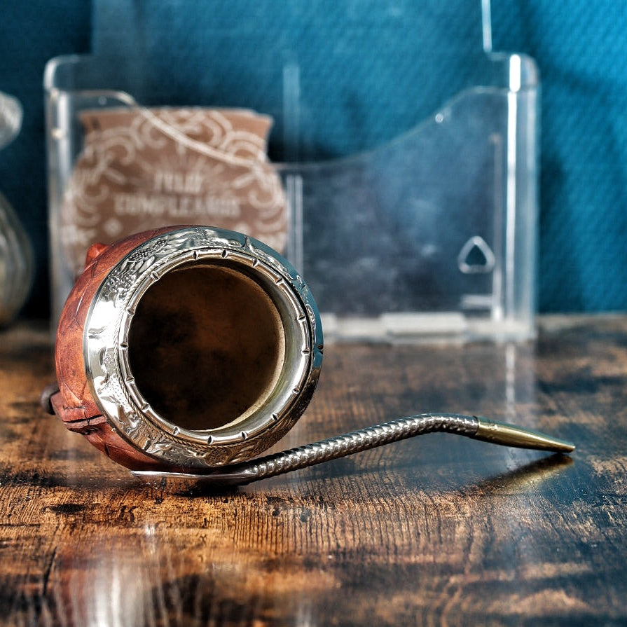 Vue intérieure d'un maté Torpedo Impérial montrant la calebasse naturelle et les détails ciselés de la couronne en bronze.