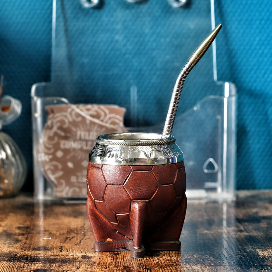 Maté Torpedo Impérial marron ciselé motif ballon avec sa bombilla en acier inoxydable.