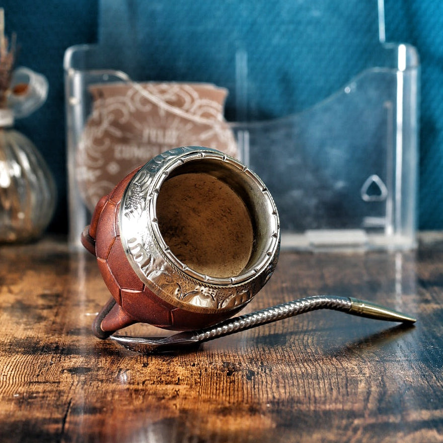 Maté Torpedo Impérial marron ciselé motif ballon avec sa bombilla en acier inoxydable.