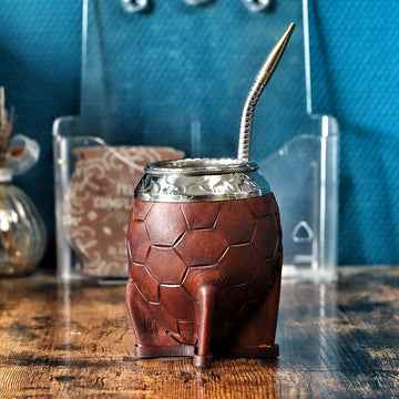 Calebasse à maté sculptée à la main avec relief ballon de football et cuir brun véritable.