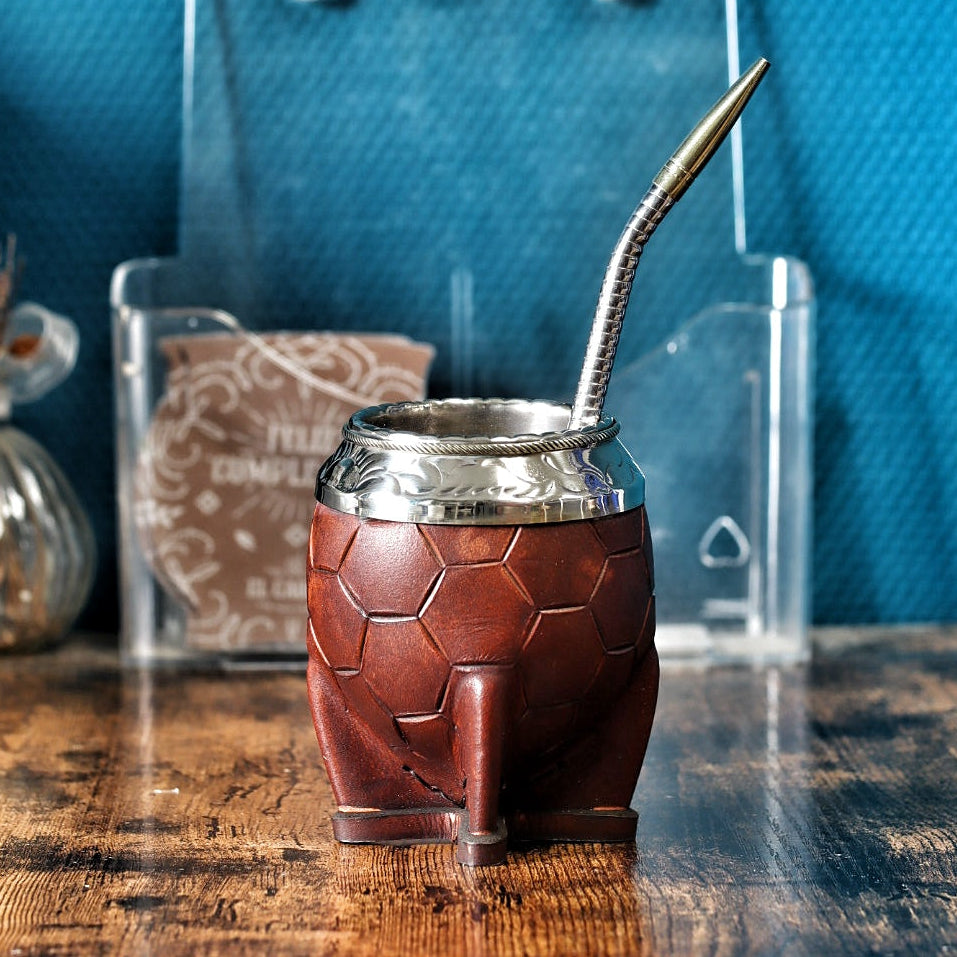 Maté Torpedo marron gravé ballon de foot avec bombilla inox, 250ml de capacité.