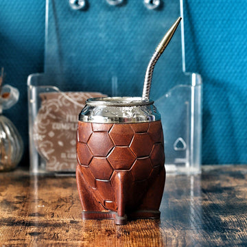 Maté Torpedo Impérial marron ciselé motif ballon avec sa bombilla en acier inoxydable.