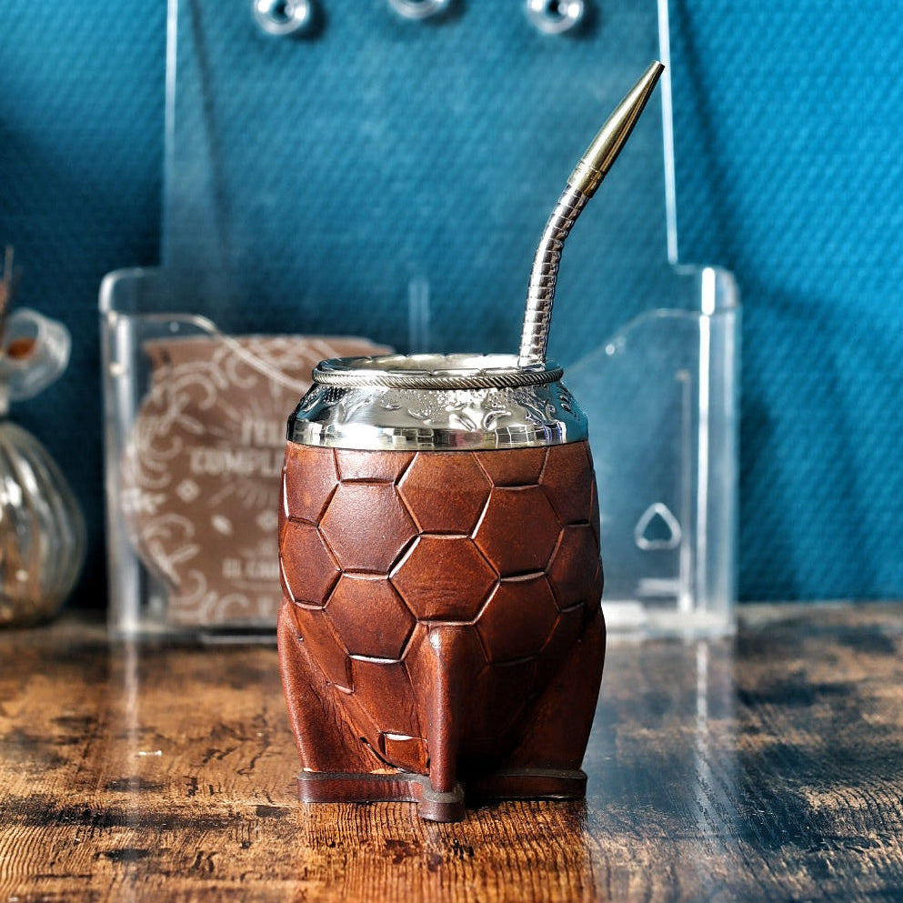 Maté Torpedo Impérial marron ciselé motif ballon avec sa bombilla en acier inoxydable.