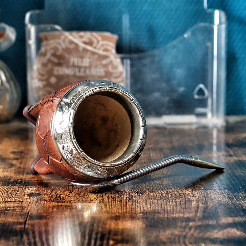 Maté Torpedo Impérial marron ciselé motif ballon avec sa bombilla en acier inoxydable.