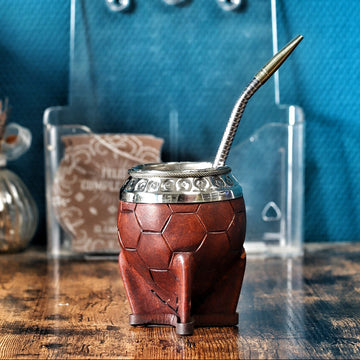 Maté Torpedo Impérial marron avec cuir ciselé en motif ballon de football.