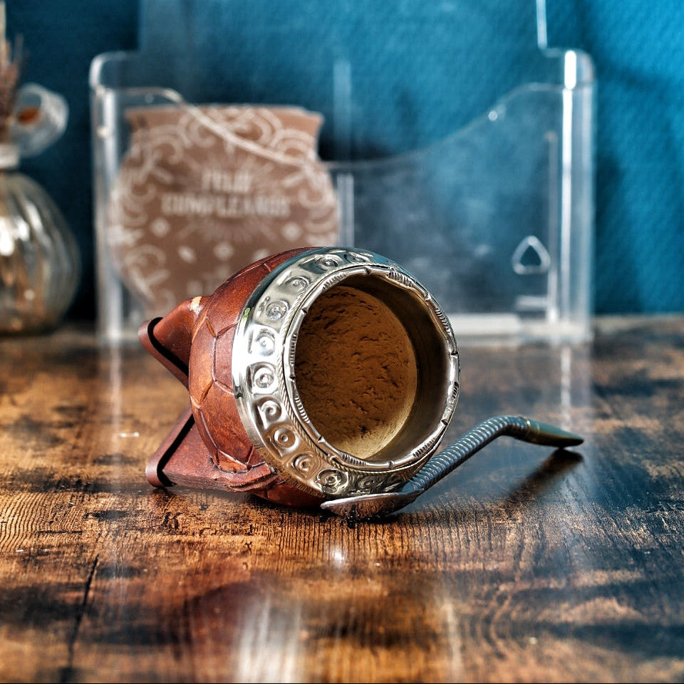 Maté Torpedo Impérial marron avec cuir ciselé en motif ballon de football.